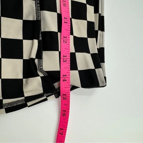 Fabletics Motion Checkerboard Biker Shorts Size M - Picture 7 of 9